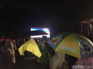 Walau Hujan Deras, Nobar Closing Asian Games Tak Bubar