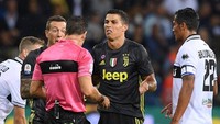 Ronaldo melakukan protes kepada wasit setelah merasa terlalu sering dilanggar lawan. (Foto: Alberto Lingria/Reuters)
