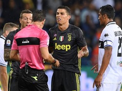 Ronaldo melakukan protes kepada wasit setelah merasa terlalu sering dilanggar lawan. (Foto: Alberto Lingria/Reuters)