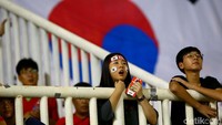 Salah seorang suporter tampak serius menyaksikan pertandingan final sepakbola antara Jepang melawan Korsel. Beberapa kali pemain Korsel menekan pertahanan Jepang dan berhasil menciptakan peluang gol, namun peluang itu belum membuahkan hasil.