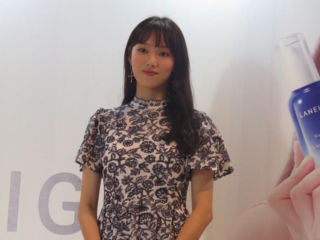 Pesona Lee Sung Kyung yang Punya Kulit Sebening Kaca Saat di Jakarta