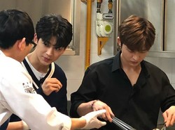 Gaya Keren Hanbin iKON hingga Rapper JFlow Saat Makan