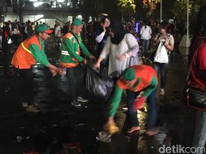 Petugas Kebersihan dan Warga Sisir Sampah di Area Nobar Asian Games