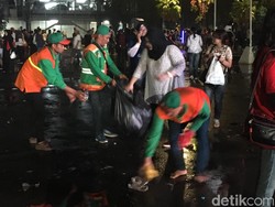 Petugas Kebersihan dan Warga Sisir Sampah di Area Nobar Asian Games