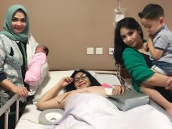 Dikabarkan Tak Harmonis, Rieta Amilia Tersenyum Jenguk Caca Tengker