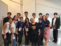 Akhirnya! Tike Priatnakusumah Beneran Foto Bareng Suju