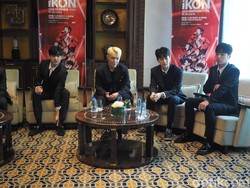 Dijemput di Bandara dan Dapat Kado dari Fans, iKON Senang Banget!