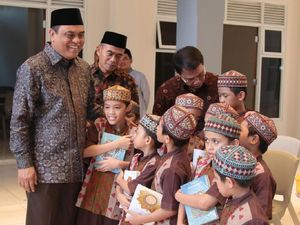 Kedekatan Chief de Mission Asian Games Syafruddin dengan Anak-anak