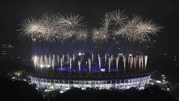 Kembang api pembuka upacara penutupan Asian Games 2018 di atas SUGBK. (