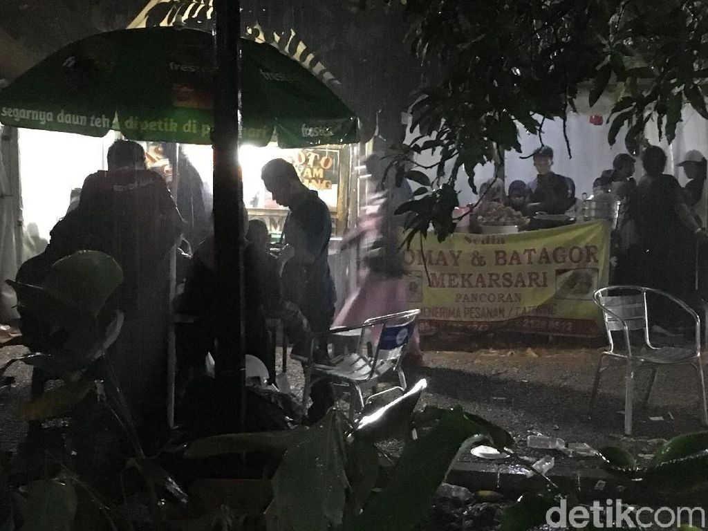 Hujan Deras, Pengunjung GBK Langsung Bubar Cari Tempat Berteduh Hujan Deras, Pengunjung GBK Langsung Bubar Cari Tempat Berteduh