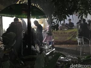 Hujan Deras, Pengunjung GBK Langsung Bubar Cari Tempat Berteduh Hujan Deras, Pengunjung GBK Langsung Bubar Cari Tempat Berteduh