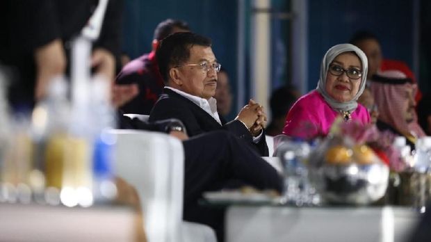 Wakil Presiden Jusuf Kalla ikut menikmati upacara penutupan Asian Games 2018 dari tribune kehormatan. (