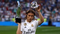 Sebelum pertandingan, tiga pemain Madrid yang mendapat penghargaan UEFA, Luka Modric, Sergio Ramos, dan Keylor Navas, mempresentasikan trofinya ke hadapan publik Santiago Bernabeu. Foto: Javier Barbancho/Reuters