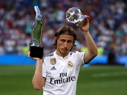 Sebelum pertandingan, tiga pemain Madrid yang mendapat penghargaan UEFA, Luka Modric, Sergio Ramos, dan Keylor Navas, mempresentasikan trofinya ke hadapan publik Santiago Bernabeu. Foto: Javier Barbancho/Reuters