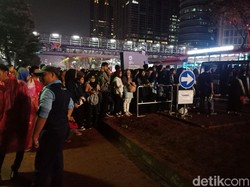 Usai Tonton Asian Games, Antrean Warga Mengular di Halte TransJ