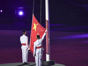 Tuan Rumah 2022, Bendera China Dikibarkan di Closing Asian Games Tuan Rumah 2022, Bendera China Dikibarkan di Closing Asian Games