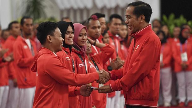 Presiden Jokowi saat menyerahkan bonus medali di Asian Games 2018. (