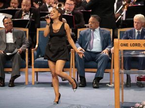 Ariana Grande Dirangkul, Pelecehan atau Ekspresi Kedekatan?