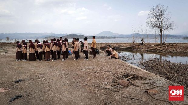 Pelajar memanfaatkan Waduk Jatigede yang mengering sebagai tempat aktifitas ekstrakurikuler Pramuka, Jumat (31/8).