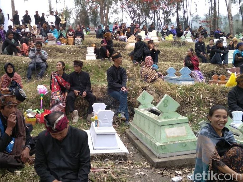 Nyadran ala Warga Suku Tengger, Ziarah Kubur dengan Pakaian Adat Nyadran ala Warga Suku Tengger, Ziarah Kubur dengan Pakaian Adat
