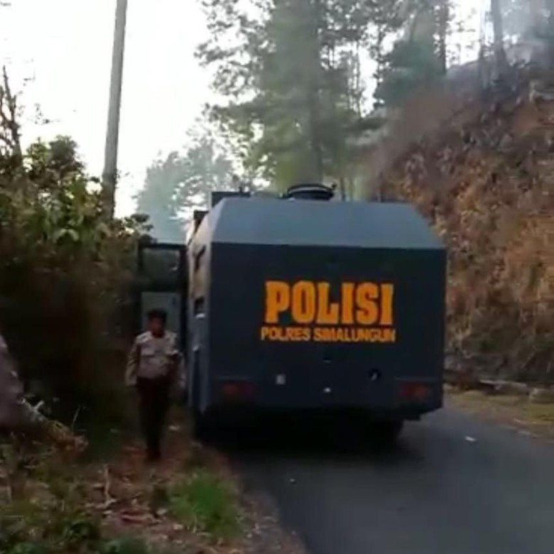 Kala Water Cannon Polisi Ikut Padamkan Kebakaran Hutan di Sumut