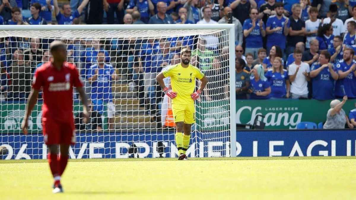 Alisson Becker kesal kepada diri sendiri karena membuat blunder (Foto: Carl Recine/Action Images via Reuters)