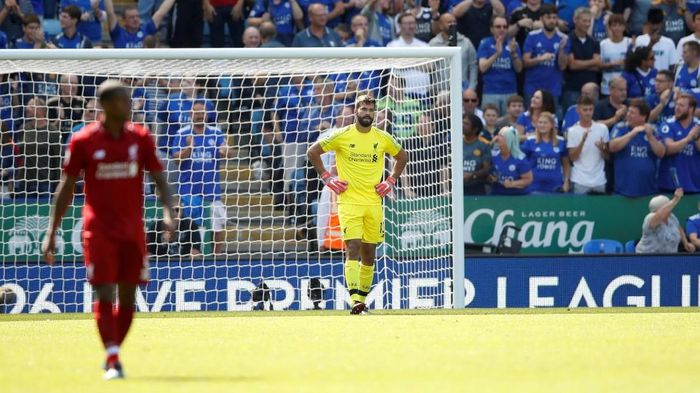 Alisson Becker kesal kepada diri sendiri karena membuat blunder (Foto: Carl Recine/Action Images via Reuters) Alisson Becker kesal kepada diri sendiri karena membuat blunder (Foto: Carl Recine/Action Images via Reuters)