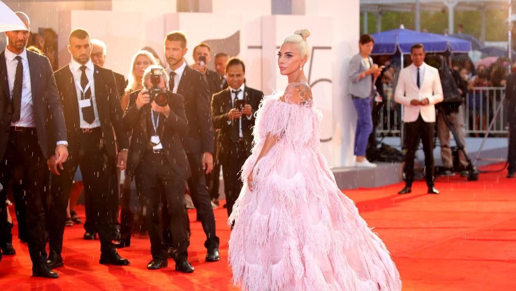 Foto: Gaya Dramatis Lady Gaga Bergaun Megar Penuh Bulu di Karpet Merah