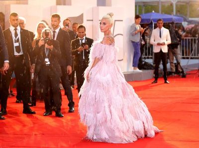 Foto: Gaya Dramatis Lady Gaga Bergaun Megar Penuh Bulu di Karpet Merah