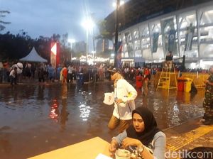 Diguyur Hujan di GBK, ELF dan iKonic Tetap Semangat