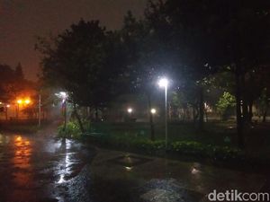 Hujan, Nobar Closing Asian Games di Taman Menteng Terancam Gagal Hujan, Nobar Closing Asian Games di Taman Menteng Terancam Gagal