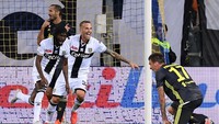 Jerih payah Parma terbayar di menit ke-32 lewat gol Gervinho. Pria asal Pantai Gading itu membobol gawang Juve untuk mengubah skor menjadi 1-1 di hingga akhir babak pertama. (Foto: Alberto Lingria/Reuters)