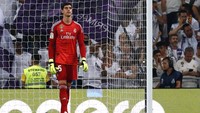 Tak ada clean sheet yang dicatatkan Thibaut Courtois di laga debutnya bersama Madrid. Gawangnya bobol oleh penalti Guido Carillo di menit ke-24. Foto: Javier Barbancho/Reuters