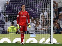 Tak ada clean sheet yang dicatatkan Thibaut Courtois di laga debutnya bersama Madrid. Gawangnya bobol oleh penalti Guido Carillo di menit ke-24. Foto: Javier Barbancho/Reuters