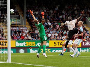 Sepasang Gol Lukaku Antar MU Ungguli Burnley 2-0 di Babak I