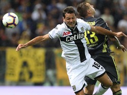 Federico Bernardeschi melakukan duel udara dengan Massimo Gobbi. (Foto: Marco Luzzani/Getty Images)
