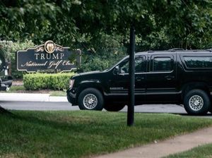 Tak Diundang ke Pemakaman John McCain, Trump Pilih Main Golf Tak Diundang ke Pemakaman John McCain, Trump Pilih Main Golf