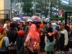 Diguyur Hujan, Warga Tetap Antre Nonton Penutupan Asian Games di GBK