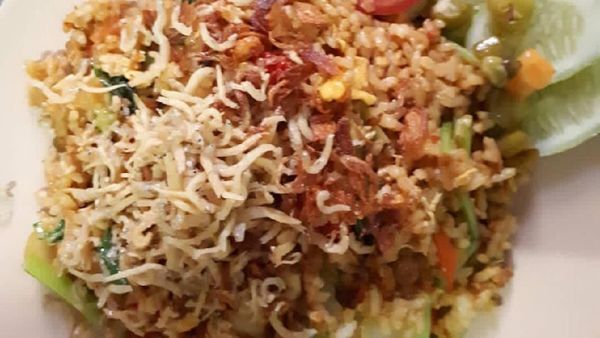 Enaknya Minggu Pagi Sarapan Nasi Goreng Teri yang Gurih Renyah