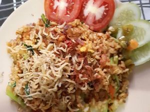 Enaknya Minggu Pagi Sarapan Nasi Goreng Teri yang Gurih Renyah