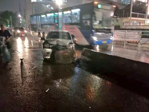 Mobil Tabrak Pembatas Jalan di Kebayoran Baru, Lalin Tersendat