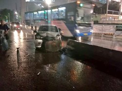 Mobil Tabrak Pembatas Jalan di Kebayoran Baru, Lalin Tersendat