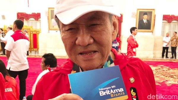 Senyum Orang Terkaya RI Tunjukkan Buku Tabungan Bonus dari Jokowi
