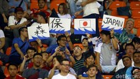 Para suporter Jepang tampak semangat mendukung Timnas Samurai Biru bertanding melawan Korea Selatan dalam pertandingan final sepakbola Asian Games 2018.