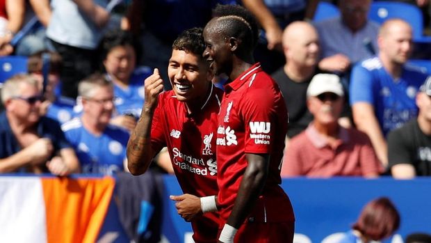 Sadio Mane memberikan pesan penyemangat kepada Roberto Firmino.