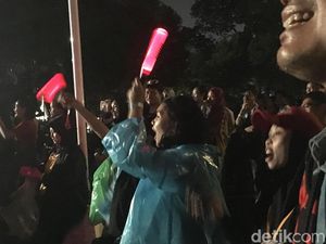 Begini Keseruan Nonton Bareng di Luar Stadion GBK Begini Keseruan Nonton Bareng di Luar Stadion GBK