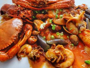 Makan Seafood Pakai Tangan Louisiana Style Jadi Tren Tahun 2018