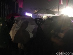 Pakai Jas Hujan dan Payung, Warga Setia Nobar Lewat Layar di GBK