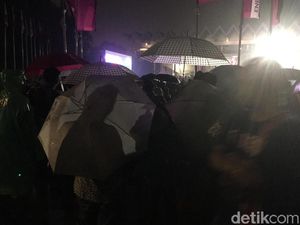 Pakai Jas Hujan dan Payung, Warga Setia Nobar Lewat Layar di GBK Pakai Jas Hujan dan Payung, Warga Setia Nobar Lewat Layar di GBK