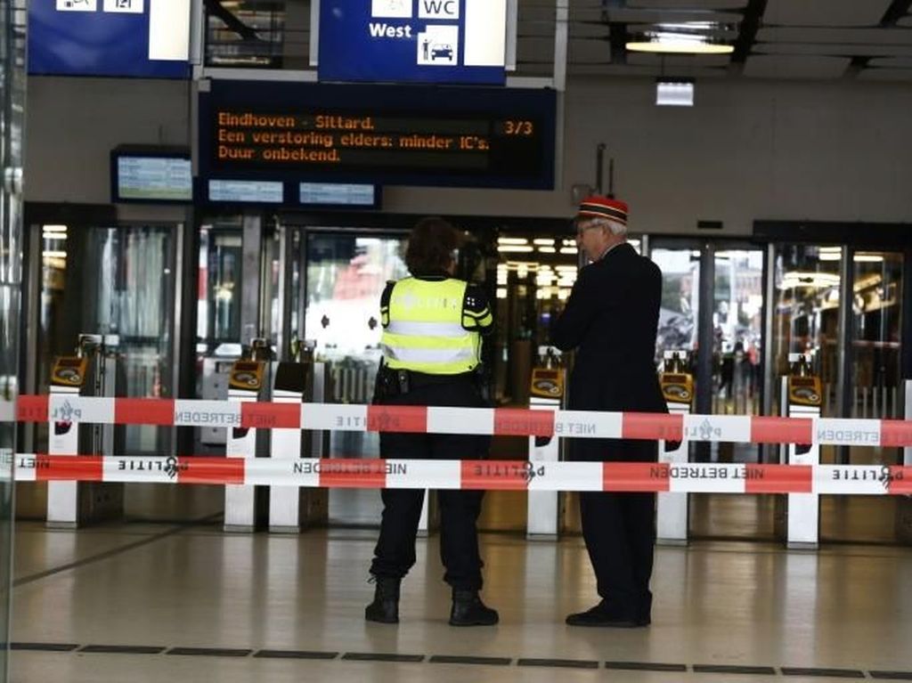 Teroris Berpisau Lukai 2 Warga AS di Stasiun Pusat Amsterdam Teroris Berpisau Lukai 2 Warga AS di Stasiun Pusat Amsterdam
